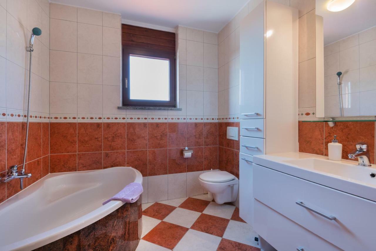 Ferienhaus Joy Ližnjan Eksteriør billede
